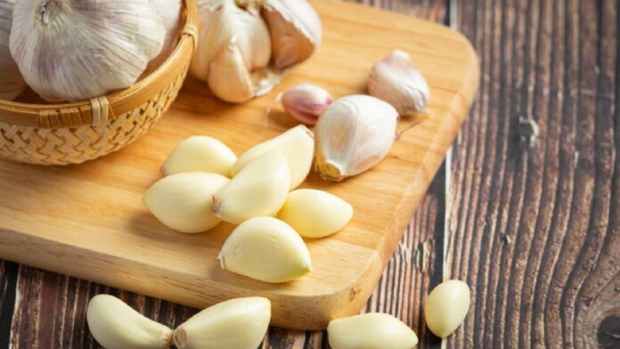 Chewing or swallowing: What’s the best way to eat garlic for maximum benefits?
